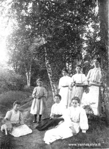 Ruotsalolaisia Granön kartanon tanhualla
Joukko Ruotsalon naisia on kokoontunut Granön kartanon tanhualle. Heistä on tunnistettu vain keskellä istuva, tummahameinen Hilma Syrjälä (s. 1882, Palola 3). Muiden nimet eivät ole tiedossa.
Hilma Sofia Palola matkusti Amerikkaan yhdessä Maria Selinda Uusimäen kanssa. He saapuivat Bostonin satamaan 17.2.1907 ja jatkoivat sieltä määränpäänä Cloquet, Minnesota, jossa asuivat jo kummankin veljet, Kalle (Kaarle) Palola (s. 1884, Palola 3) ja Kalle Valfrid (Kaarlo) Uusimäki (s. 1886, Moisionmäki 3). Matka oli Hilma Sofian toinen, hän oli ollut jo vuosina 1902-1906 Amerikassa ensimmäisen kerran. Amerikassa Hilma Palola avioitui Jani Syrjälän kanssa. Vuoden 1910 väestönlaskennassa Hilma ja John Syrjala sekä Hilman veli Carl Palola löytyvät osoitteesta 15th Street, asunto 21, Cloquet, Minnesota. Syrjälän pariskunta palasi Ruotsalolle vuonna 1911. 

Keywords: Granö Syrjälä Palola Uusimäki Cloquet Minnesota USA