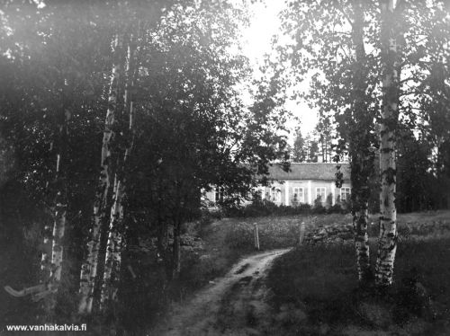 Kräneen koivukuja
Granön eli kälviäläisittäin Kräneen kartano ja koivukuja. Kuva on 1800- ja 1900-lukujen vaihteesta.
Keywords: Granö