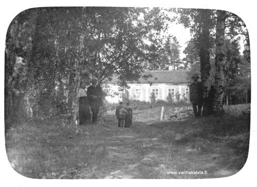 Herrasväkeä Kräneessä
Granössa eli ruotsalolaisittain Kräneessä oli 1700-luvun loppupuoliskolla rakennettu kartanotyyppinen asuinrakennus, jonne johti pitkä koivukuja. Talon oli rakennuttanut everstiluutnantti Carl-Gustaf Freidenfeldt (1729-1786), Pohjanmaan jalkaväkirykmentin Lohtajan komppanian päällikkö. Freidenfeldtin jälkeen Kräneessä asui kokkolalainen raatimies Mellander perheineen, kunnes 1830-luvulla Granön tilasta tuli venäläisten vartioasema. Venäläinen sotilasosasto hoiti vartiointia Kräneessä aina vuoteen 1917.
Kuvan takana lukee kovin epäselvästi: "Granön talo 1900-luvulla" ja "venäläiset majailivat" Kuva on alkujaan Lempi Porrin albumista.
Keywords: Granö Kränee Freidenfeldt Mellander