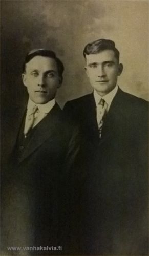 Hakalan veljekset
Oikealla puolella Fritiof Hakala (s. 1895) ja vasemmalla hänen vanhempi veljensä Valfrid Hakala (1893-1959). (Hakala 20). Fritiof lähti Amerikkaan vuonna 1913 ja avioitui siellä Matilda Elisabet Heiskarin kanssa. Pariskunta tuli Suomeen 1925 ja tytär Seidi syntyi Hakalassa 1928. Perhe muutti Kanadaan samana vuonna. Valfridin matka toteutui vuonna 1916. Hän meni Montanaan mainariksi ja avioitui Meimi Lydia Jylhän kanssa. Heille syntyi Harald Valfrid vuonna 1931. Perhe tuli Hakalaan vuonna 1938, mutta palasi vuoden kuluttua takaisin Montanaan.
Keywords: Hakala USA Kanada Canada Montana Butte Jylhä Heiskari