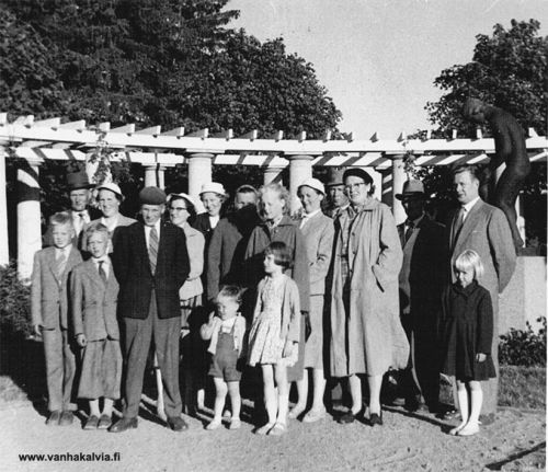 Hakuntin sukua
Kuva otettu Naantalin Kultarannassa 30.7.1957. Vasemmalta Eero Hirvi, Oiva Pietilä, Kauko Hakunti, Ester Pietilä, Pertti Hirvi, Elsi Hakunti, Saara Hirvi, Julia Pirttisalo, Pirkko Pietilä, Siiri Hakunti, Taimi Hakunti, Martta Virolainen, Hugo Pirttisalo, Väinö Hakunti. Edessä lapset vasemmalta Jouni Hakunti, Marita Hakunti ja Eija Hakunti. (Hakunti 21)

Keywords: Hakunti Hirvi Pietilä Pirttisalo Virolainen 