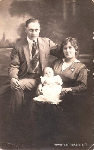 Hannulan perhe
Frida ja Oskar Hannula vauvansa kanssa. Lapsi on luultavasti perheen esikoinen, vuonna 1918 syntynyt Oiva. Tytär Ruth syntyi vuonna 1920. Frida oli Edla Elfrida Kykyri (1895-1931, Kykyri 26). Hän lähti Amerikkaan sisarensa Hilma Kristiinan ja veljensä Josefin luo vuonna 1911 ja meni naimisiin Oskar Hannulan kanssa vuonna 1917. Hannulan perhe asui New Hampshiren valtiossa.
Keywords: Kykyri Hannula USA NewHampshire 