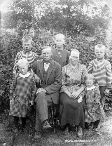 Viljami ja Hilma Harjun perhe
Kuvassa Viljami (1878-1930) ja Hilma (1885-1966, Marttila 19) Harju perheineen (Harju 22). Lapset Hellin (s. 1911, m. Asujamaa), Hannes (s.1912), Arvo (s. 1915), Alisa (s. 1917, m. Salo) ja Sanni Sisko (s. 1920). Kuva on Jukka Hakalan ottama ja kuvausajankohta noin 1923-25.
Keywords: Harju Marttila Asujamaa Salo 