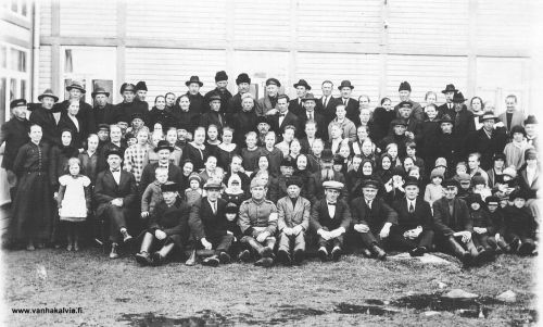 Hautajaisvieraat Tikanojalla
Adolf Kaijalaisen (1895-1927) hautajaisvieraat kuvattuna Tikanojalla.
Keywords: Kaijalainen Tikanoja 