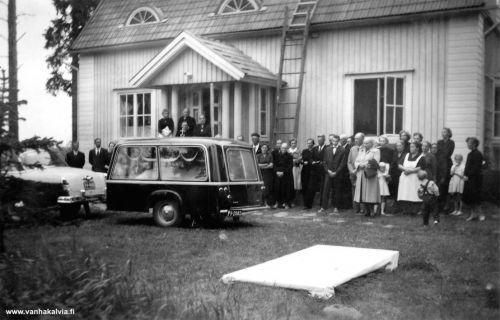 Hautajaiset Aumahuhdassa
Kyseessä on luultavasti Saara Porkon hautajaiset 1960-luvulla. Saaran sukunimi Korhonen, mutta Ruotsalolla hänet tunnettiin Porkon Saarana, Porkon perheen pitkäaikaisena palvelijana. 
Keywords: Porko Aumahuhta 