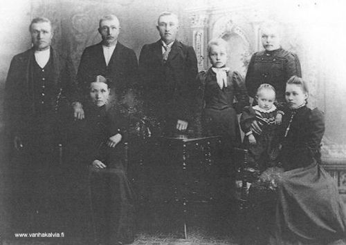 Antti ja Sofia Heikkilän perhe
Vasemmalla Antti ja istumassa Sofia Heikkilä (Heikkilä 17, Hakunti 16). 
Takarivissä heidän lapsensa Kalle (Heikkilä 19), Jooseppi, Hilma ja Lovisa. 
Istumassa oikealla Joosepin vaimo Lyydia ja heidän tyttärensä Jenny (Heikkilä 18, Rimmi 19).

Hilma muutti Amerikkaan 14-vuotiaana vuonna 1903, palasi Suomeen kymmenen vuoden kuluttua ja avioitui Vihtori Kytölän kanssa. Pariskunta lapsineen asui Urjalassa, jossa asui myös Heikkilän perheen vanhimmainen, Maria Sofia. Hän oli naimisissa opettaja Matti Järven kanssa (Järvi 20). Lovisa avioitui Antti Pietilän kanssa (Pietilä 29). 

Amerikkaan Antin ja Sofian lapsista muuttivat pysyvästi Antti ja Ida Johanna (m. Kurtti). Myös Jooseppi lähti Amerikkaan 1901, mutta palasi jo vuoden kuluttua takaisin.



Keywords: Heikkilä Hakunti Rimmi Kytölä Järvi Pietilä Kurtti USA