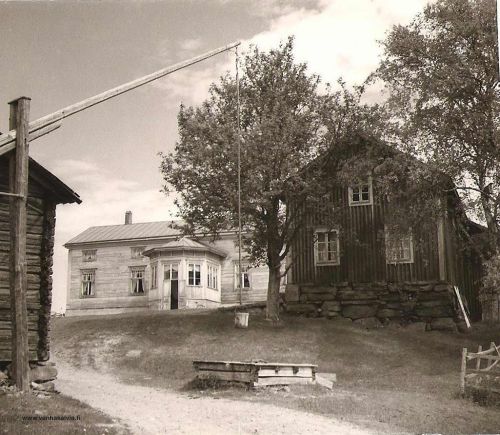 Heikkiniemi Ruotsalolla
Heikkiniemen päärakennus on pystytetty 1840-luvulla ja makasiini vuonna 1865. Makasiinirakennuksen toisessa päässä ovat sijainneet hyyssi ja talli, keskellä makasiini ja toisessa päässä kesäkamari. Kuvassa näkyvä kylätie kulki kaivon ja navetan välistä. Isojärven rantatörmä on sijainnut makasiinin takana ja rantasauna tien tuntumassa oikealla. 
Heikkiniemen pihapiiri säilyi tällaisena aina 1980-luvun alkuvuosiin saakka, jolloin vanha navetta purettiin. Kaivo puolestaan jäi 1990-luvun puolivälissä levennetyn kylätien alle. Talo, makasiini ja aitta seisovat edelleen jykevästi paikallaan. 
Keywords: Heikkiniemi