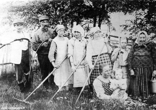 Heinämiehet
Maunumäen heinämiehet ja -naiset suurempana kuvana. Viljo (vas.), Elsa (4. vas.) ja Tyyne (mummun vieressä) ovat Verner Maunumäen lapsia.  Antti Maunumäki (2. vas.) ja Verner Maunumäki (ei kuvassa) olivat veljeksiä ja kuvassa oikealla oleva Anna-Liisa Maunumäki heidän äitinsä. Antti Maunumäen vaimo Fiia (os. Leppiniemi) istuu ruohikossa tytär Kaisa sylissään. 
Verner Maunumäki asui perheineen Viipurissa. Myöhempiä asuinpaikkoja olivat Helsinki ja Kouvola. (Maunumäki 32 ja 40). Antti Maunumäen edessä oleva tyttö on Veera Kouri (mahd. Kourijärvi 23) ja Elsan ja Tyynen välissä on Katri Maunumäki.

Anna-Liisa Maunumäen kolmesta aikuiseksi eläneestä lapsesta vanhin, Juho Maunumäki (1862-1898) lähti Amerikkaan ja jonkun aikaa siellä oltuaan oli aikeissa matkustaa Suomeen. Hänet kuitenkin ryöstettiin ja murhattiin lähtösatamassa. 
Anna-Liisan puoliso, Juhon, Antin ja Vernerin isä, Kalle Matinpoika Lassila (1836-1876, Lassila 20) lähti Amerikkaan syksyllä 1872. Hän ehti olla siellä neljä vuotta, 18.9.1876 hän sai surmansa kaivosonnettomuudessa.



Keywords: Maunumäki Leppiniemi Lohtaja Viipuri Helsinki Kouvola 
