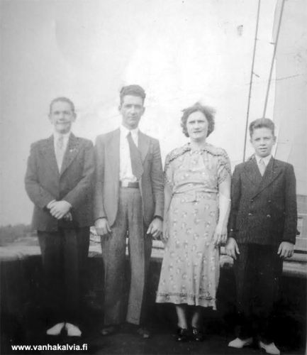 Helen Sihvonen Donahue perheineen
Alma Augusta Örnroth (s. 5.2.1875, k. 3.8. 1952, Yritys 4) lähti Amerikkaan 12.8.1898. Siellä hän avioitui Rautalammilta kotoisin olevan Theodore Sihvosen (myöh. Smith) kanssa ja heille syntyi tytär Helen Alexima 1.10.1902. Helenin puoliso oli James Donahue, joka oli tiettävästi töissä New Yorkissa Brooklynissä laivatelakalla. Pariskunnan pojat olivat nimeltään Robert ja James Jr., syntyneet 1924 ja 1926. Kuvan on Alma Smith, ent. Sihvonen, ent. Örnroth, lähettänyt ilmeisesti Erkki Kotkajuurelle, ja se on otettu vuonna 1934. 


Keywords: Örnroth Kotkajuuri NewYork Brooklyn USA Sihvonen Rautalampi Smith Donahue