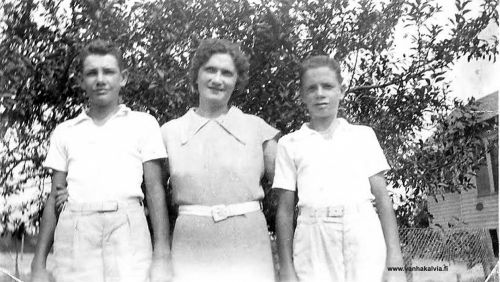 Helen Sihvonen lastensa kanssa
Alma Augusta Örnroth (s. 5.2.1875, k. 3.8. 1952, Yritys 4) lähti Amerikkaan 12.8.1898. Siellä hän avioitui Theodore Sihvosen (myöh. Smith) kanssa ja heille syntyi tytär Helen Alexima 1.10.1902. Asuinpaikka oli Brooklyn, Kings, N.Y., USA. Kuvan takana ovat tiedot: "Roberti, Helen, Jammes. Kuva otettu elokuussa 1937." Robert ja James ovat Helenin poikia, syntyneet 1924 ja 1926. Helen on kuvassa 35-vuotias. Hänen puolisonsa oli James Donahue, joka oli töissä tiettävästi New Yorkissa Brooklynissä laivatelakalla. Kuvan takana on valokuvaamon leima: Harold Studio, 832 Grape St, Vineland, New Jersey.
Alma Augusta Örnrothilla oli myös poika, Kokkolassa syntynyt Edvard Adiel Kotkajuuri (1895-1933, Yritys 7). "Aati" jäi Alman vanhempien hoitoon Kälviälle. 

Keywords: Örnroth Kotkajuuri Sihvonen Smith Donahue NewYork Brooklyn NewJersey Vineland Brooklyn USA 