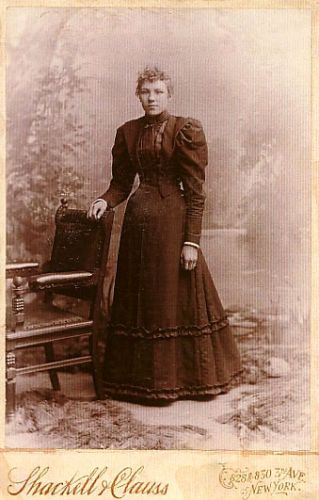 Helga Pietilä - Saarenpää
Helga Pietilä (s. 1887, Pietilä 24) matkusti New Yorkiin Milia-siskon luo 17-vuotiaana vuonna 1905. 
Amerikassa hän avioitui Suomessa vuonna 1881 syntyneen Salomon Saarenpään kanssa ja pariskunnalle syntyi kaksi poikaa, Robert ja Ronald. Asuinpaikka oli Marshfield (Coos Bay) Oregonissa. Vuonna 1932 koko perhe muutti Neuvostoliittoon. Helga oli saanut lähetetyksi 18.1.1933 päivätyn kirjeen veljelleen Aatulle New Yorkiin. Siinä hän kertoo olevansa töissä kaivoksessa Sunka-nimisessä paikassa Petroskoin suunnalla. 
Helgan mies Salomon Saarenpää vangittiin 29.11.1937 ja  teloitettiin 9.1.1938 Karhumäessä. Helgan ja poikien kohtalosta ei ole tietoja. 
Keywords: Pietilä Saarenpää Marshfield CoosBay Oregon USA Sunka Karhumäki Petroskoi