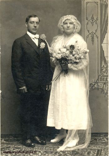 Helga Karikka ja Emil Anttila
Helga Karikka ja Johan Emil Anttila vihkikuvassa. Helga Karikka lähti Amerikkaan vuonna 1911. Hänet vihittiin siellä 22.9.1917 Johan Emil Anttilan kanssa. Emil Anttila oli kotoisin Pomarkusta. 
Anttilat asuivat Brooklynissä, New Yorkissa. Helga kävi perheissä töissä ja Emil oli
kirvesmies. Vuonna 1932 he palasivat Suomeen. Helga kuoli 7.1.1934.

Johan *Emil* Anttila s. 15.03.1891 Pomarkku k.13.05.1972 Kokkola,
meni 1910 Amerikkaan.
Keywords: Karikka Anttila Pomarkku Brooklyn NewYork USA 