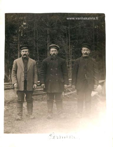 Muisto Hermannilta
Kuvan taakse on kirjoitettu sen saajat, Selma, Tyyne ja Aili Kykyri. Osoitteeksi on laitettu Europa ja korttiin kirjoitettu: Muisto Hermannilta. Hermanni on kirjoittanut nimensä myös kuvapuolelle. Hän on varmaankin keskimmäinen mies. Kuka Hermanni oli ja ketkä ovat kuvan muut miehet? Lähetettiinkö kuva Kälviälle Amerikasta?  Kyseessä saattaisi olla Herman Laasanen (s. 12.10.1859, Karstula). Hermannin veli Kalle asui Mäntyharjussa (Mäntyharju 2) ja myös Herman muutti rengiksi Kälviälle. Hän meni Amerikkaan 1893, mutta palasi sieltä ja meni vuonna 1896 naimisiin torpparinleski Maija Liisa Kleemolan kanssa. Jos tiedät jotain kuvaan liittyvää, lähettäisitkö viestin osoitteeseen outi.jarvi (at) gmail.com
Kiitos avustasi!
Keywords: Kykyri Laasanen Karstula Kleemola