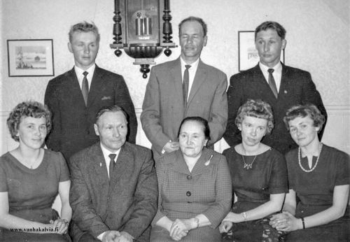 Hilda ja Uuno Kangas perheineen
Kuva on otettu Hilda Kankaan (o.s. Rahkonen) 60-vuotispäivänä 20.5.1962. Hilda edessä vieressään puoliso Uuno sekä lapset Kauko, Kalevi, Irma, Inga, Kaarina ja Pentti. (Kangas 27)
Keywords: Kangas Rahkonen