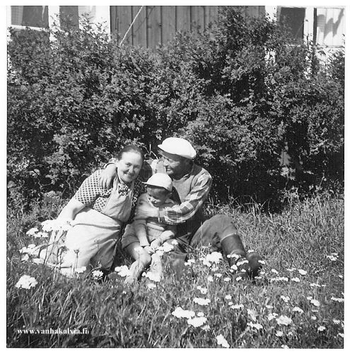 Kesänviettoa Kankaanmäellä
Kesätunnelmissa ovat Kankaan talon isäntäpari Hilda ja Uuno Kangas sekä pojanpoika, mahdollisesti Jorma Kangas. (Kangas 27)
Keywords: Kangas