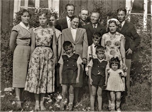 Hilda ja Uuno Kankaan perhe 1957
Vasemmalta Inga, Kaarina, Irma, Hilda Kangas, pojanpoika Jorma, miniä Irma Kangas (o.s. Nikkinen). Edessä lapsenlapset Raimo, Pentti ja Raija. Takana vasemmalta Kauko, Pentti, Uuno ja Kalevi Kangas. (Kangas 27)

Keywords: Kangas Nikkinen