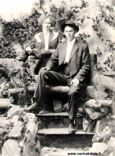 Hilda ja Louis Holton 1911
Kuvassa Abraham ja Brita Pohjonen-Ericksonin tytär, Hilda Erickson (1893-1974) miehensä Louis Holtonin (1888-1971) kanssa. 

Kun Louis Holton ja Hilda Erickson vihittiin Oregonissa, USA:ssa vuonna 1911, he menivät Portlandiin häämatkalle. Matka vei kolme päivää yhteen suuntan - ensin oli kahden päivän kävelymatka Sheridaniin ja sitten päivän junamatka Portlandiin. Kaupungissa he otattivat hääkuvan - sulhanen istumassa ulkoilmakulisseissa puvussaan ja hattu päässään ja morsian seisomassa takana, käsi sulhasen olkapäällä.



Keywords: Pohjonen Passoja Erickson Kotila Utajärvi Sotkajärvi Delake Lincoln Oregon USA