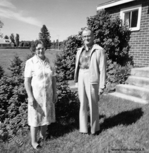 Hilja Luoto Kanadassa
Hilja Luoto (s. 1901, Luoto 27) muutti Kanadaan 1930 ja avioitui siellä suomalaisen miehen kanssa. Kuva lienee otettu pariskunnan kotipihalla Kanadassa.
Keywords: Luoto Kanada Canada 