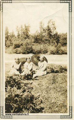 Hillin tyttöjä Amerikassa
Jannes ja Brita Hillin (s. Heikkiniemi)  tyttäriä ja Janneksen veljen, Kalle Hillin tytär kuvattuna Amerikassa.  Kuvassa ovat Martta ja Kerttu Hilli ja Lilly Hilli. 
Jannes Hilli (s. 1875, Hilli 16) ja Brita Heikkiniemi (s. 1878, Heikkiniemi 16) menivät naimisiin Amerikassa 1903 ja heille syntyivät Martta, Kerttu ja Teodor, joka kuoli pienenä. Perhe palasi Kälviälle 1907 ja asuivat Mikkolassa. Täällä asuessa syntyi vielä tytär Bertta (myöh. Porri). 
Brita-äiti kuoli Kälviällä 1910 ja Jannes palasi Amerikkaan Martan ja Kertun kanssa vuonna 1913. Hän meni siellä uusiin naimisiin Rosa Tuomaalan kanssa (Karhuoja 10). 
Bertta-tytär jäi kasvattityttäreksi Heikkiniemeen. Muiden asuinpaikkana oli  Independence, Washington. Avioliitosta Rosa Tuomaalan kanssa syntyivät vielä pojat John Arne (s. 1915) ja Frank (s. 1918). 
Kuvan kolmas tyttö Lilly Hill on Janneksen Kalle-veljen tytär.
Keywords: Hilli Hill Heikkiniemi Mikkola Porri USA Washington Independence
