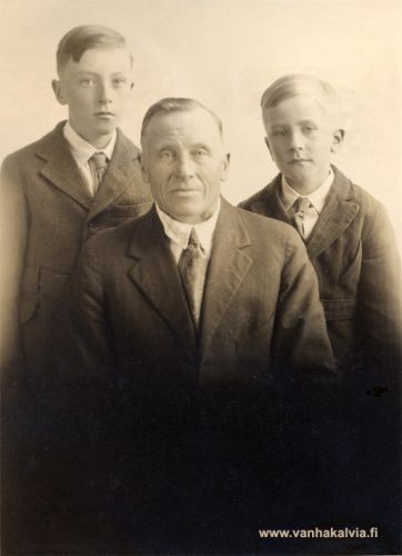 Jannes Hilli - John Hill poikineen
Jannes Hilli (1875-1963, Hilli 16) lähti Amerikkaan 18-vuotiaana vuonna 1893. Siellä hän avioitui Brita Johanna Heikkiniemen kanssa (1878-1910, Heikkiniemi 16). Syntyi 3 lasta, joista vanhin kuoli pian syntymänsä jälkeen. Vuonna 1907 perhe palasi Kälviälle ja vuotta myöhemmin syntyi kolmas tytär, Bertta (m. Porri). Brita Johanna Hilli kuoli vuonna 1910 ja Jannes lähti kahden vanhimman tyttären, Martan (s. 1905) ja Kertun (m. Saari, s. 1906) kanssa takaisin Amerikkaan vuonna 1913. 
Samalla laivalla Amerikkaan matkusti Rosa Maria Tuomaala (Karhuoja 10). Rosa ja Jannes menivät naimisiin ja heille syntyivät pojat John Arne (1915-1996) ja Frank Elmer (1917-1982). Rosa kuoli tuberkuloosiin vuonna 1923.
Amerikassa Jannes Hilli oli nimeltään John Hill ja perheen maatila sijaitsi paikassa nimeltä Independence, Washington.  Kuva lienee otettu 1920-luvun lopulla. 


Keywords: Hilli Hill Heikkiniemi Tuomaala Porri Saari USA Washington Independence
