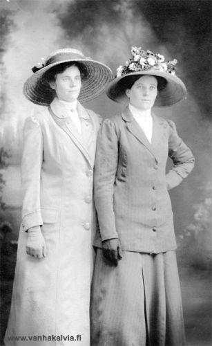 Mrs Hilma Karhulahti
Amerikassa otetun kuvan takana lukee Mrs Hilma Karhulahti. Mitään muuta kuvasta ei tiedetä. 
One of the ladies is Mrs Hilma Karhulahti. If you recognize her or the other lady, please, contact Vanha Kälviä outi.jarvi (at) gmail.com.
Keywords: Karhulahti