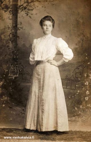 Hilma Kristiina Kykyri - Lehtola
Kykyriltä lähdettiin ahkerasti Amerikkaan. Kuvassa on yksi siirtolaisista - luultavasti Hilma Kristiina Kykyri (1883-1945, Kykyri 26). Hilma Kristiinan matka toteutui huhtikuussa 1905 ja hän asettui New Hampshiren valtioon. Vuonna 1906 hän avioitui Vihannista kotoisin olevan Arvi Oskar Lehtolan kanssa. Heille syntyi kaksi poikaa, Ahti ja Atso. 
Kuva on lähetetty Amerikasta ja osoitettu "setän emännälle". Koska kuva on ollut Aili Kykyrin hallussa, niin mainittu setä voisi olla Aapi Kykyri ja emäntä näin ollen Selma Kykyri (Kykyri 28). Aapi Kykyri ja Hilma Kristiinan isä Matti Kykyri (Kykyri 26) olivat veljeksiä. 
Keywords: Kykyri Lehtola NewHampshire USA Vihanti