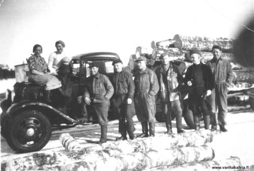 Hirsimehtän savotassa
Valdemar Toivosen kuorma-auto hirsimetsän hakkuulla vuonna 1936 tai 1937. Oikealla Valter Toivonen (Karikka 24), muut vielä tunnistamatta. 
Kälviän Hirsimehtä -kirjan sivulla 59 on kuvaan liittyvä juttu. Automiehistä Valto Valkama mainitsi Peitsolla asuneen Valdemar Toivosen, joka Kanadassa oli perehtynyt puutavaran autokuljetuksiin. Kun Hirsimetsän savotta alkoi 1936, hän osti kolme kuorma-autoa ja lähti kuskeineen ajoon. Kuorma-autot eivät kuitenkaan olleet mikään kultakaivos. Toivonen lopetti ja muutti 1938 Tampereelle ja sieltä edelleen 1939 Kokkolaan.


Keywords: Toivonen
