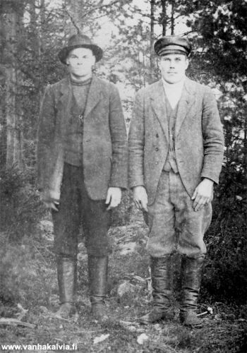 Koskenkankaan Aatu ja Fritiof Honkala 
Kuvassa oikealla Fritiof Honkala (1894-1966, Honkala 11) ja vasemmalla Aatu Tikkanen Hillistä.  Aatu on Koskenkankaan Aatu, Vilho Tikkasen veli. (1894-1956, Tikkanen 25)
Kuvan on ottanut Jukka Hakala.
Keywords: Honkala Tikkanen Hakala