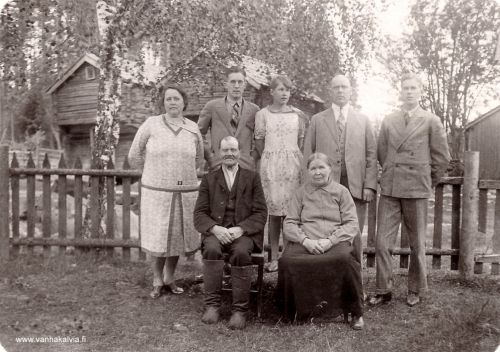 Honkalan perhettä
Edessä istuvat Juho Abraminpoika Honkala (s. 1853)  ja Anna-Liisa (s. Tikkanen, s. 1859).
Takana Juhon ja Anna-Liisan pojan, Kallen perhettä. 
Vas. Kallen vaimo Beda Honkala, sekä lapset Kalervo ja  Liisa Kyllikki, Kalle Honkala ja oikealla poika Väinämö Honkala. Väinämö oli rintamapastori, hän kaatui sodassa. Kalle kävi Jyväskylän seminaarin ja toimi opettajana Etelä-Suomessa.



Keywords: Honkala Tikkanen 