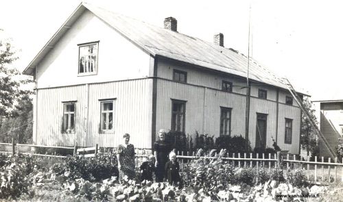 Huhtalan talo Ridankylässä
Huhtalan talo Kälviän Ridankylästä. Huhtaloiden jälkeen talossa asuivat Peltoniemet ja heidän jälkeen Ingalsuot.
Keywords: Huhtala Peltoniemi Ingalsuo 