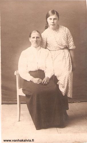 Johanna ja Martta Heiska
Kuvassa ovat Johanna Elisabet Heiska (1877-1945, os. Huhtala, Huhtala 10) ja tytär Martta (1904-1931). He asuivat Miialassa Nurilan takana (Miiala 3). Johannan mies Hiskias Heiska oli lähtenyt Amerikkaan maaliskuussa 1906. Saxonia-laivan matkustajatiedoissa lukee hänestä: Hiskias Heiska, ikä 23, naimisissa, asuinkunta Kälviä, matkalla Ashtabula Harbor, Ohio, matkalippu perille on, itse maksettu, rahaa mukana 10 dollaria, vastaanottaja ystävä Aukusti Talus, osoite 75 Hays Street, Ashtabula Harbor, Ohio.
Hiskias Heiskan kanssa Amerikkaan matkusti kälviäläinen Henrik Adiel Ahonen. Kumpikaan miehistä ei palannut matkaltaan.


Keywords: Heiska Huhtala 