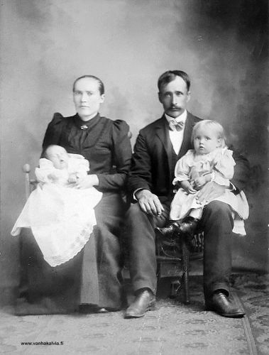 Otto ja Iida Hukari lapsineen
Otto Hukari teki kolme Amerikan reissua. Toiselta matkaltaan hän palasi luultavasti vuoden 1901 alkupuolella ja meni Kälviällä 5.5.1901 naimisiin Iida Råmanin kanssa (Simukkala Råman 9). Pariskunta lähti heti häiden jälkeen Ashtabulaan, Ohioon, jossa heille syntyivät Hilma 8.3.1902 ja Matti 16.8.1903. Takaisin Kälviälle he tulivat kirkonkirjojen mukaan jo vuonna 1903, joten kuva voi olla otettu kotiinpaluun kunniaksi. Vuonna 1904 he ostivat talon Maunumäeltä ja siellä syntyi seitsemän lasta lisää. Otto Hukari kuoli 1933 ja Iida-vaimo 1946. (Maunumäki 42)
Keywords: Hukari Råman Ashtabula Ohio USA