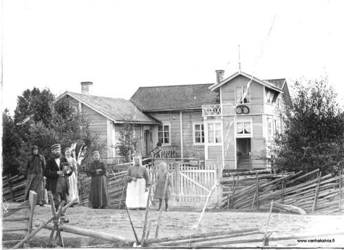Huttulan leipomo
Huttulan leipomo. Leipuri Antti Huttula etualalla, äärimmäisenä oikealla tytär Rebekka ja vaimo Hilma Huttula (o.s. Kauppinen). Leipomo sijaitsi nykyisen Siion srk:n rukoushuoneen tontilla.

Keywords: Huttula Kauppinen Huhtamäki