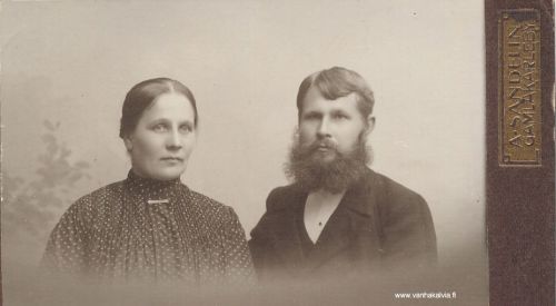 Antti ja Hilma Huttula
Antti Juhonpoika Huttula s. 6.10.1866, k. 28.2.1943 ja Hilma Kristiina (o.s. Kauppinen) s. 8.2.1864, k.29.11.1922. Huttulat pitivät leipomoa Kälviällä.
Kerrotaan, että Antti oli kärsinyt kovasta hammaskivusta ja häntä oli kehoitettu kasvattamaan parta, jotta kivuista pääsisi eroon. Antti kasvatti parran ja hammaskipu kuulemma lähti.


Keywords: Huttula Kauppinen Huhtamäki