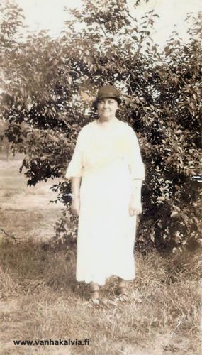 Ida Örnroth (Kotkajuuri) Amerikassa
Ida Sofia Örnroth (Yritys 4) oli syntynyt Kälviällä 12.11.1871 ja kuoli 3.5.1934 New Yorkissa. Hän lähti Amerikkaan vuonna 1900 sinne aikaisemmin menneen nuoremman Alma-sisarensa luo. Suvun tietojen mukaan Ida toimi palvelijana varakkaissa perheissä. Kuva on ehkä 1920-luvun lopulta tai 1930-luvun alkuvuosilta.
Keywords: Örnroth Kotkajuuri NewYork USA