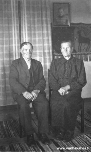 Ida ja Matti Nurisalo
Kuvassa Matti Leander Nurisalo (1876-1953) ja vaimonsa Ida Aleksintytär (o.s Syväjärvi, 1877-1958, Syväjärvi 16). Matilla ja Idalla syntyi kaikkiaan 9 lasta. Seinällä kuva Kaarlo-pojasta (s. 1913).  Hän kaatui Prääsässä 12.9.1941. 

Keywords: Nurisalo Syväjärvi Prääsä