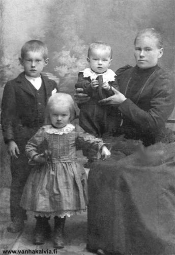 Ida Nurisalo ja lapset
Kuvassa Ida Nurisalo (s. 1877, s. Syväjärvi) sekä perheen lapsia. Vaatetuksesta päätellen kuva on otettu 1900-luvun alussa. Jos tämä pitää paikkansa, kuvassa olisivat perheen vanhimmat lapset: Hugo Vilhelm (s. 1899), äidin sylissä Matias Einar (s. 1905), tytön nimi ei ole tiedossa.
Nurisalot asuivat Muolaassa, Karjalan kannaksella vuosina 1899-1907 ja kuva on ehkä otettu siellä. 


Keywords: Nurisalo Syväjärvi 