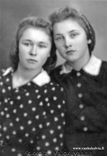 Irma ja Inga Kangas
Kuvassa ovat sisarukset Irma ja Inga Kangas (Kangas 27). Irma (aviol. Asujamaa) on vasemmalla, Inga (aviol. Kokko) oikealla. 
Keywords: Kangas Asujamaa Kokko