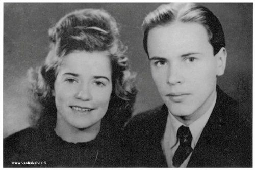 Kauko ja Irma Kangas
Kihlakuvassa ovat Kauko Kangas ja hänen liminkalainen morsiamensa Irma Nikkinen. Pariskunta tapasi toisensa Kaukon ollessa asepalveluksessa Oulussa. Irma ja Kauko vihittiin Limingassa 25.8.1947. Oulun ja Kälviän kautta he asettuivat asumaan Kokkolaan. (Kangas 27)
Keywords: Kangas Nikkinen Liminka