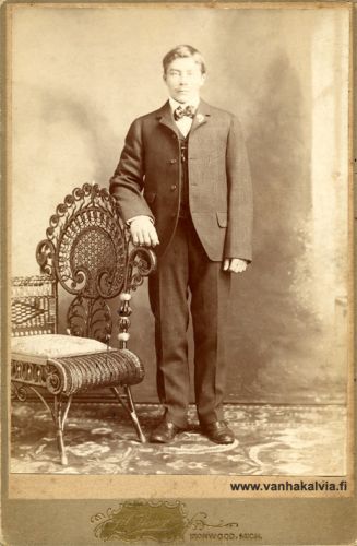 Tuntematon, Ironwood, Michigan
Kuvauspaikka on tunnettu kaivospaikkakunta Ironwood, Michigan. Kuva on Sofia Valkaman (s. Tuomaala, Karhunoja 10) albumista ja se voi mahdollisesti esittää hänen veljeään Matts Hugo Tuomaalaa, joka lähti Amerikkaan vuonna 1912. 
Keywords: Ironwood Michigan USA Tuomaala Karhuoja 