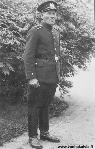 Jalmari Herlevi 
Jalmari Herlevi poliisin univormussa Kälviällä. Kuva 1930-luvulta ja se on otsikoitu: Jalmari Herlevi - Amerikan kävijä. Jalmari Herlevi (1884-1969, Rimpioja 24).

Keywords: Herlevi Rimpioja