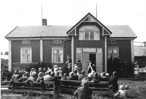 Jannes Järven hautajaiset 1954
Kuva on otettu Jannes Järven hautajaisissa heinäkuussa 1954.  Kuvassa oleva  Järven tupa on purettu 1950-luvulla. 
Keywords: Järvi
