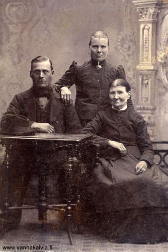 Brita Johanna Järvi vanhempineen
Vasemmalla Matti Järvi (s. 1838, Järvi 19), oikealla Kaisa Liisa Valkama - Järvi (1836-1918, Valkamaa 12).
Takana Matin ja Kaisa Liisan tytär Brita Johanna (1864-1941, Järvi 24).
Keywords: Järvi Valkama