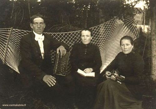 Järven sisarukset Kongenkarissa
Järven sisarukset Eeti (1892-1967), Maria (1880-1950) ja Ida (m. Paalanen, 1885-1957) kesää viettämässä kotona Kongenkarissa. Marian ja Idan asuinpaikka oli Viipuri (Järvi 21).
Keywords: Järvi Paalanen Viipuri 