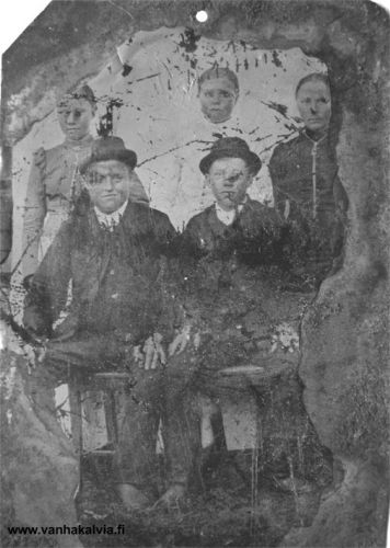 Järven talosta löytynyt kuva
Kuva on löytynyt, kun Järven taloa on purettu (Järvi 23). 
Kuva on vedostettu pellille ja sen yläosassa näkyy ripustusta varten tehty naulanreikä.
Kuva voi mahdollisesti esittää Kalle ja Maria Järven lapsia (Kalle, Hilma Sofia, Alfred, Maria Eufemia, Emma Lovisa) tai Maria Järven Amerikkaan lähteneitä sukulaisia (Riippa 12).

Keywords: Järvi Riippa USA 