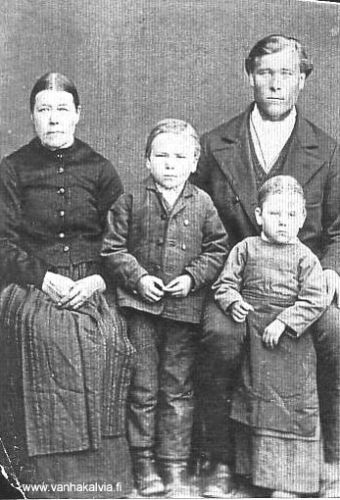 Kolme sukupolvea Ruotsalolta
Kuvassa on Kalle Järvi äitinsä ja kahden vanhimman lapsensa kanssa. 
Vasemmalla Maria Charlotta Kallentytär Kerola (Kerola 14, Juuret Kälviällä 2, s. 658) ja oikealla hänen poikansa Kalle Antinpoika Järvi. Kallen pojan nimi on myös Kalle ja tytär on nimeltään Hilma Sofia. 
Kumpikin lapsista muutti myöhemmin Amerikkaan. Hilma Sofia (myöhemmin Penttilä) asui Aberdeenissa, Washingtonin valtiossa ja Kalle asettui perheineen lopulta Duluthiin.
Keywords: Järvi Kerola Penttilä Aberdeen Washington Duluth USA