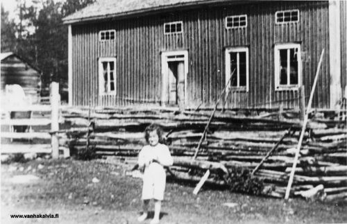Järven talo
Kuvassa on Ruotsalolla sijainnut, Järven pihapiiriin kuulunut talo, Matintupa (Järvi 20).  Tuvan paikalla sijaitsevat nykyisin Järvelän puutarhan kasvihuoneet. Lapsi on Lyyli Järvi (1899-1986, Järvi 25). 

Taloa vastapäätä on sijainnut toinen Järven talo, Juhontupa (Järvi 24). Tämä rakennus on siirretty 1920-luvulla kirkonkylään ns. lääkärinmäelle nimismies Otto Ellfolkin asunnoksi.
Keywords: Järvi Ellfolk 