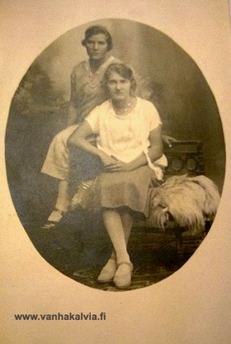 Hakalan siskokset
Kuvassa Hakalan 9-lapsisen perheen nuorimmaiset. Jenny Hellin (m. Mukkala, s. 1904) takana ja edessä Tyyne (m. Porko, s. 1907) (Hakala 20).
Keywords: Hakala Mukkala Porko