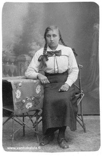 Jenny Heikkilä
Kuvassa Jenny Heikkilä, Jooseppi ja Lyydia Heikkilän tytär (Heikkilä 18). Jenny on syntynyt 5.11.1900 ja kuollut 7.8.1920. 
Keywords: Heikkilä