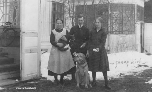 Kumpulan rappusilla vuonna 1931
Kuvassa vas. Alma Väätäinen, Viljo Pirinen ja Jenny Nevanperä (myöh. Koskela) joulukuussa 1931 Kumpulan pappilassa Kälviällä. Jenny ja Alma olivat piikoina pappilassa. Taustalla näkyy pappilan komea kuisti.
Keywords: Väätäinen Pirinen Koskela Nevanperä Kumpula